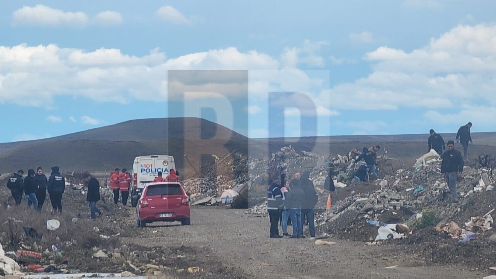 Buscan una pistola y un revólver en el sitio donde tiraron los cuerpos del doble crimen